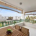 Daire Home2book Terrace & Pool Retreat, Costa